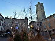 37 In Piazza Vecchia - Torre Civica in atmosfera natalizia